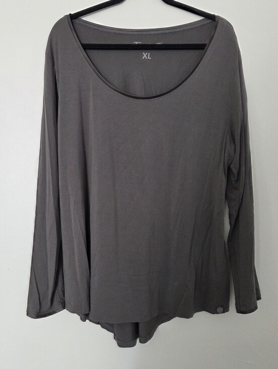 face plant dreams Other - Face Plant Dreams Women's Gray Long-Sleeve Scoop Neck Top XL